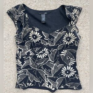 Kenneth Cole, size 10 in women, v neck, small ruffle sleeves